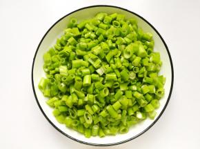 菜梗洗净切成小段。