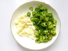 辣椒切圈，大蒜切碎。