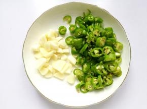 辣椒切圈，大蒜切碎。