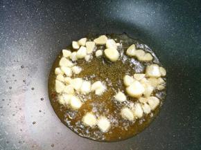 加大蒜爆香。
