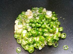 加入辣椒。