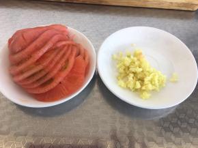 将西红柿切片、姜切碎末。