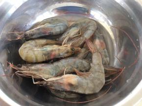 根据用餐的量准备好大虾。