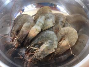 把虾去除虾线清洗干净。