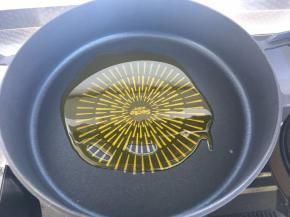 锅中烧油，油温六成热。