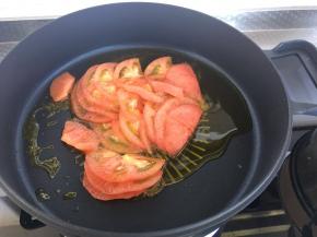 下入西红柿片翻炒。