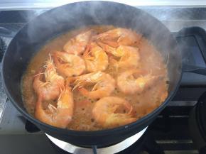 慢火的在锅中炖至，此时翻动一次。