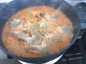 放入清洗好的大虾。