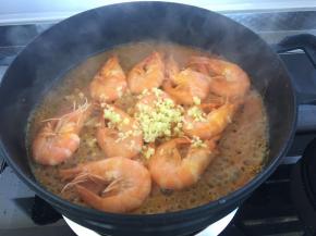 快将汤汁炖干时加入姜末，翻炒均匀即可。