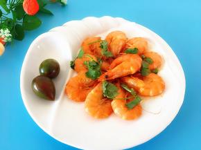 虾肉入口软而嫩，鲜香可口，西红柿的酸甜更增添了虾的口感，这样做的大虾不失一点营养，特别好吃。