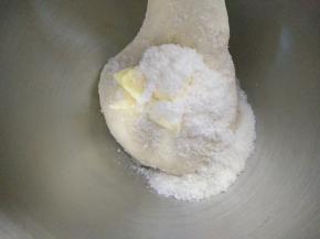 除黄油和椰蓉以外的材料混合成面团，揉至扩展状态，放入黄油和椰蓉继续搅拌。