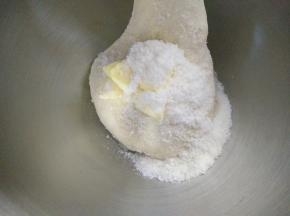 除黄油和椰蓉以外的材料混合成面团，揉至扩展状态，放入黄油和椰蓉继续搅拌。