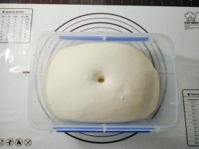 放入容器，发酵两倍大，手指粘面粉戳进面团不回缩不塌陷即可。