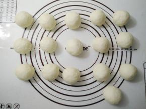 放在案板上排气，分割成16份，搓圆。