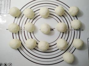 放在案板上排气，分割成16份，搓圆。