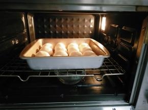 放入烤箱进行二次发酵，发酵至面团膨胀两倍大。