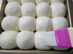 表面刷一层牛奶。