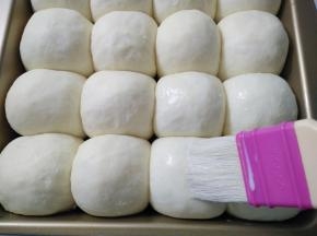 表面刷一层牛奶。