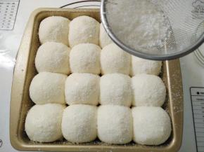 适量椰蓉（如果椰蓉颗粒大过筛一下）。