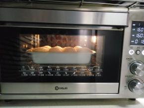 放入提前预热好的烤箱，160度烘烤18分钟表面微黄即可。