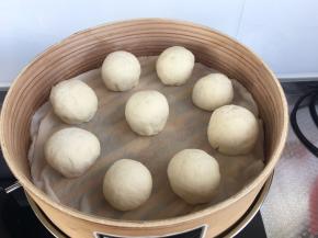 包好的豆沙包摆放到蒸笼中，开火，大火烧开转中火蒸15分钟。