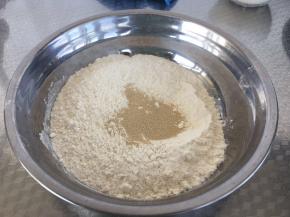 200克面粉加入3克酵母，用温水和成面团醒发。