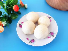 外皮白白的豆沙包出锅了，咬一口宣软而筋道，甜甜的豆沙满口留香。配上点喜欢吃的菜和粥美美的一顿饱餐。