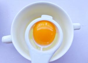 蛋黄分离。