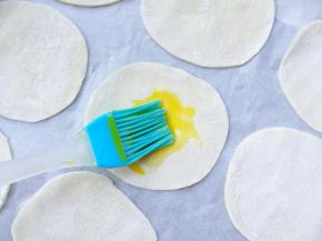 饺子皮刷一层油。