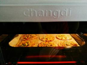 做好所有饺子皮放入预热好的烤箱，中层上下火180℃烤8分钟即可。