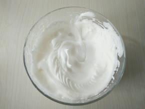 先打发蛋白霜，将细砂糖分2次加入到蛋白中，打发至蛋白坚挺状，尖端直立不下垂。