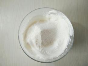 将杏仁粉、糖粉和低筋粉混合过筛。