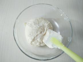 用刮刀搅拌至看不见粉为止，搅拌时注意力度，不要让打发的蛋白霜消泡。