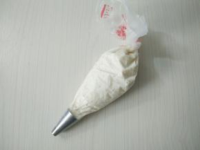 将面糊装入裱花袋。