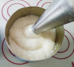 用圆形花嘴将面糊挤入圆形模具框内，然后用细牙签沿着模具内壁轻轻划一圈，将模具轻轻提起取下。