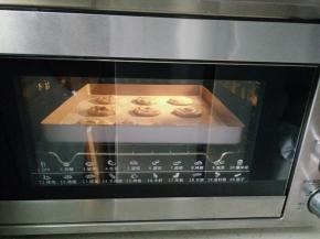 放入提前预热至170℃的烤箱中烘烤约17分钟左右。