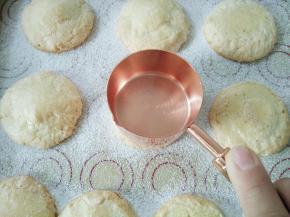 出炉，为了将美观中间鼓起的部分用圆底的器具压平晾凉。