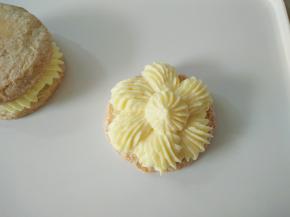 取一个饼，挤上卡仕达酱。