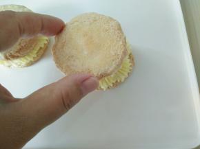 再盖上一个相同大小的饼。