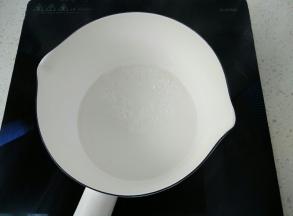 接下来制作焦糖酱，锅中放入水和白砂糖，放电磁炉上用中小火慢慢熬，可以看到锅中慢慢的开始翻白色透明的大泡泡，中途无需搅拌。