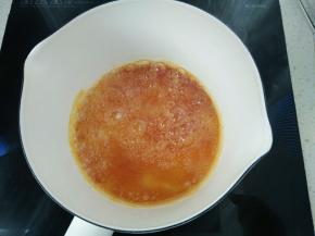 看糖浆开始沸腾后，不时的拿起锅摇匀，直到颜色慢慢变黄，晃动一下锅子让糖液颜色均匀，直到变琥珀色就可以立即关火。