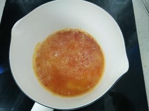 看糖浆开始沸腾后，不时的拿起锅摇匀，直到颜色慢慢变黄，晃动一下锅子让糖液颜色均匀，直到变琥珀色就可以立即关火。
