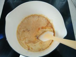 立即倒入热的淡奶油，用刮刀轻轻翻拌。