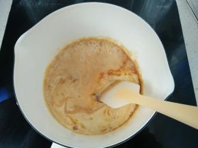 立即倒入热的淡奶油，用刮刀轻轻翻拌。