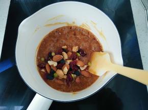 再开小火再熬一下，倒入混合好的坚果。