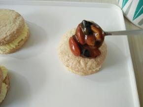 待放凉挖适量焦糖坚果放在达克瓦兹顶部，撒少许糖粉即可。