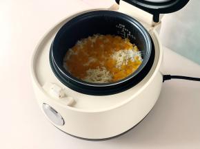 完成提示音响后，黄金杂粮饭就做好啦！色泽金黄，香气扑鼻～