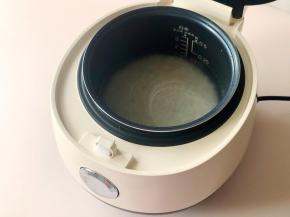 把大米和小米洗净，放入韩国酷晨电饭煲，加入适量清水，水位大概在锅内刻度1.5的高度。