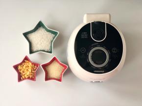 准备好食材，用两杯量好大米和小米，南瓜去皮切成小丁。