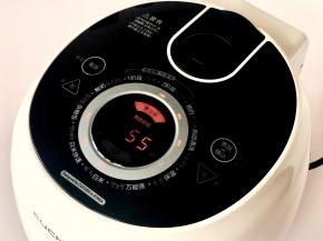 盖上电饭煲盖子，插上电源，按下“杂粮饭”键，再按下“煮饭确认”键，电饭煲即刻开始工作。不同的电饭煲功能键不太相同，选择“精煮饭”功能即可。